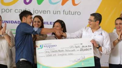 El presidente Juan Orlando Hernández entregó un crédito solidario a un nuevo emprendedor durante el lanzamiento.