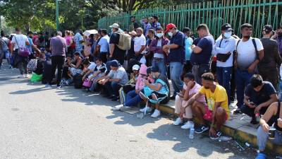 Migrantes centroamericanos hacen fila para recibir un permiso de circulación para abandonar Tapachula.