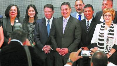 Los representantes de la OMT, el presidente Juan Orlando Hernández y variosfuncionarios en los actos en Casa Presidencial.