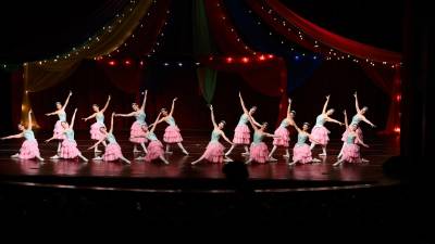 El Centro Sampedrano de Enseñanza Artística (Censea) cautivó al público con su esperada presentación semestral titulada <b>“Enter the Circus”</b>, un espectáculo lleno de color, talento y emoción que se desarrolló durante tres noches consecutivas en el Teatro Francisco Saybe.