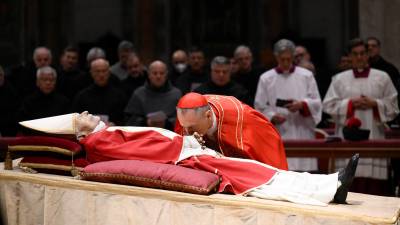 El papa emérito Benedicto XVI, fallecido el sábado a los 95 años, fue despedido este lunes por miles de fieles que desfilaron por la basílica de San Pedro en el primer día de su capilla ardiente, que concluirá el jueves con su funeral.
