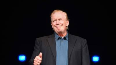 Antes de su viaje al Reino Unido, el presidente estadounidense Donald Trump, asistió ayer por sorpresa a una ceremonia en honor a las víctimas del tiroteo del viernes pasado en una iglesia de Virginia Beach.