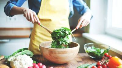 Siga una dieta rica en frutas y verduras.