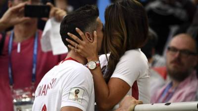 El momento más romántico del Mundial de Rusia 2018 lo ha protagonizado el delantero Robert Lewandowski después de la derrota de Polonia ante Senegal. Foto AFP