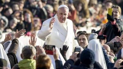 El papa Francisco saluda a los fieles a su llegada a la audiencia general de los miércoles en la Plaza de San Pedro en el Vaticano hoy. EFE.