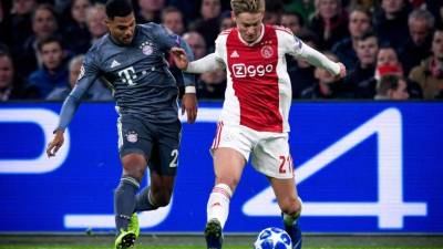 Frenkie de Jong (d) de Ajax disputa un balón con Serge Gnabry (i) de Bayern durante un partido. EFE/Archivo