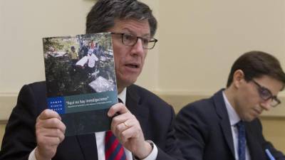 El director para las Américas de Human Rights Watch, José Miguel Vivanco (i), junto a su investigador Nik Steinberg (d), presenta el informe 'Aquí no hay investigaciones', en el que examina 29 homicidios y dos privaciones ilegales de libertad ocurridos en el Bajo Aguán desde 2009, así como violaciones de derechos humanos cometidas por soldados y policías, en una conferencia de prensa hoy, miércoles 12 de febrero de 2014, en Tegucigalpa (Honduras). EFE