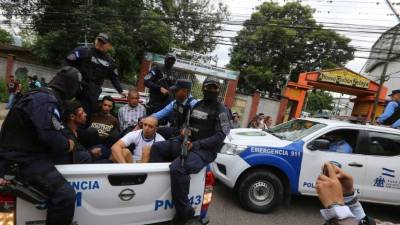 Los detenidos fueron trasladados en primera instancia al Hospital Escuela para curarles sus lesiones y luego a la DPI, lo mismo que los dos fusiles y las pistolas automáticas que portaban los pandilleros.