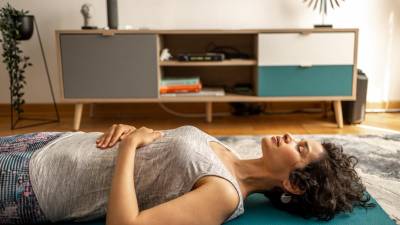 Todos los días acuéstese en el piso y haga ejercicios de respiración.