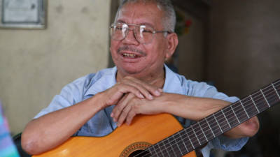 A sus 67 años, Vicente Sierra se resiste a dejar las tijeras y la guitarra que lo acompañan desde su juventud.