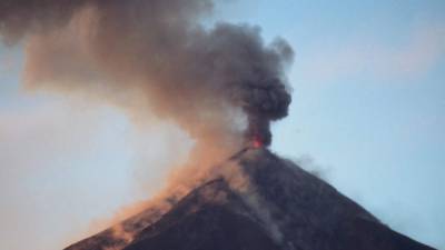(FILES) In this file photo taken on February 09, 2021 the Pacaya Volcano, located 50 kilometres from Guatemala City, erupts in San Vicente Pacaya, Guatemala. - Guatemalan authorities suspended operations at La Aurora international airport, in the south of the capital, on March 23, 2021, after ash fell due to the constant eruptive activity of the Pacaya volcano, the government reported. (Photo by Johan ORDONEZ / AFP)