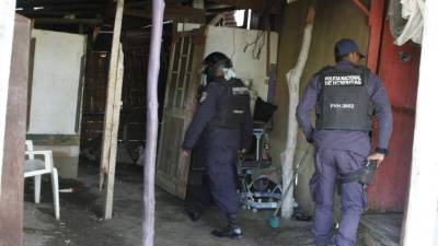 La casa estaba resguardada ayer por policías.