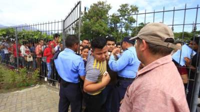 Entre empujones y jalones, ciudadanos solicitan la constancia de antecedentes penales en el edificio del Poder Judicial.