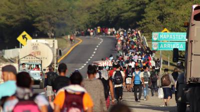 Más de 2,000 migrantes avanzan hacia EEUU tras separarse de la numerosa caravana que partió en Navidad del sur de México.