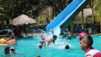 Los balnearios del occidente de Honduras permanecen llenos de veraneantes.