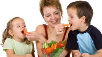 Si la madre tiene una buena dieta durante el embarazo y luego les enseña a comer bien a sus hijos evitará que sufran de obesidad.