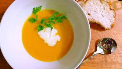 Acompañar cada porción con una ramita de romero como decoración o con cilantro.