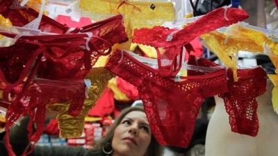 Ropa interior amarilla o roja son parte de las cábalas para atraer al amor para el Nuevo Año.
