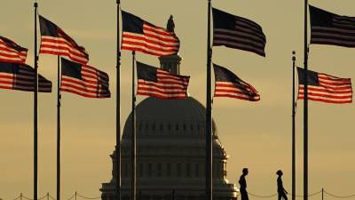En el senado, las proyecciones dan 48 senadores a los demócratas, que hoy tienen el control de la cámara con la mitad de los miembros.