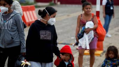 Juez de EEUU prorroga orden para suspender la expulsión de indocumentados