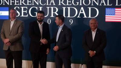 El secretario de Seguridad Nacional en funciones de Estados Unidos, Kevin McAleenan, posa este jueves junto al ministro de Justicia y Seguridad de El Salvador, Rogelio Rivas, y el ministro de Seguridad de Honduras, Julián Pacheco, y el ministro de Gobernación de Guatemala, Enrique Dagenhart, durante una cumbre en San Salvador (El Salvador). EFE/ Rodrigo Sura