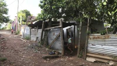 Los restos de Jesenia Lara fueron velados en la casa de su madre en la colonia San Jorge, de Cofradía.