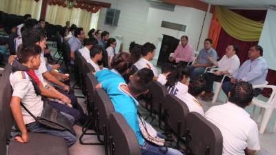Los diputados José Cruz, Edgardo Casaña, Darío Banegas y Allan Aguiriano dialogan con los colegiales. Foto: Jorge Monzón