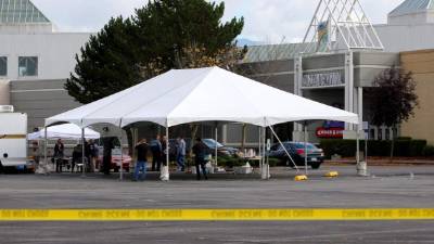 Las autoridades establecieron un puesto provisional en la entrada del centro comercial. Unas 26 agencias de seguridad coordinan esfuerzos para hallar al atacante. Foto: AFP