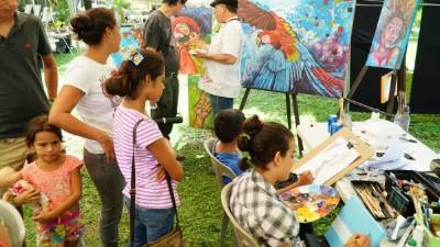 Con diferentes técnicas, los artistas pintaron al aire libre. Los niños dibujaron y participaron de otras actividades que hubo. Foto: Cristina Santos