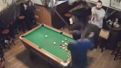 Imagen del video cuando le dispar a su amigo mientras jugaban billar.
