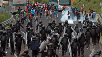 Los policías estatales dispersaron a los manifestantes con gases lacrimógenos.