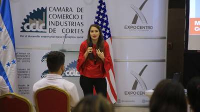 En un evento de la Cámara de Comercio e Industrias de Cortés, los mipymes recibieron una conferencia de las tendencias digitales por Paola Kattán. Fotos Moisés Valenzuela.