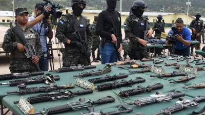 Entre lo decomisado hay 16 fusiles de asalto AK-47, cinco fusiles Galil, cinco fusiles M-16, cinco fusiles AR-15 semiautomáticos y diez subametralladora Mini Uzi.