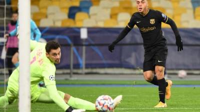 Barcelona's US defender Sergino Dest (R) scores a goal during the UEFA Champions League group G football match between Dynamo Kiev and Barcelona at the Olympiyskiy stadium in Kiev on November 24, 2020. (Photo by Sergei SUPINSKY / AFP)