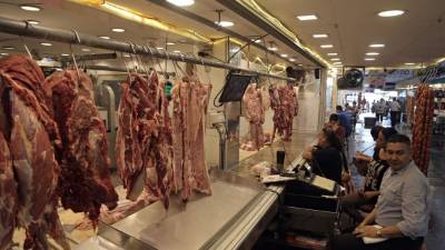 Negocios de carnes en el mercado Dandy. Fotos: Melvin Cubas.