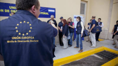 Fotografia de integrantes de la misión de observadores de la Unión Europea, que partió a diferentes regiones de Honduras previo a las elecciones presidenciales el proximo 24 de noviembre de 2013. EFE