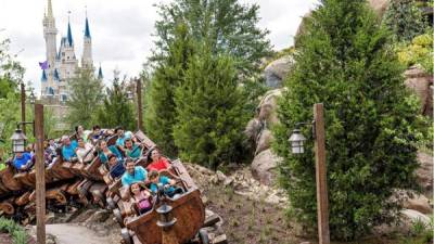 En esta montaña rusa los visitantes emprenden un viaje dentro de una mina de diamantes en Disney World.