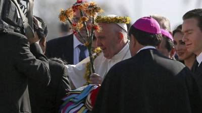Los paramentos del Francisco, como la casulla, fueron bordados por las mujeres de la comunidad tzeltal Chilón. Foto: EFE/Alessandro Di Meo