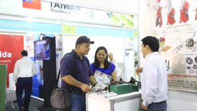 Acción. Empresarios exponen los beneficios de sus productos. Foto: Melvin Cubas.