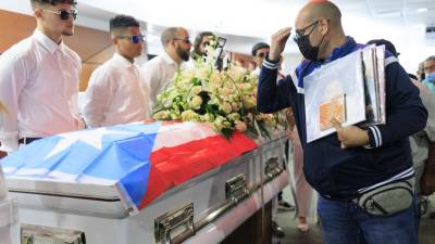 Al funeral de Lalo Rodríguez llegaron sus familiares, amistades y fanáticos.