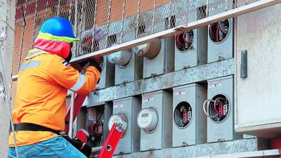 Admiten que hay atrasos en la compra de medidores