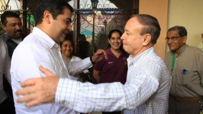 El presidente electo Juan Orlando Hernández estrecha la mano del alcalde de Comayagua, Carlos Miranda.