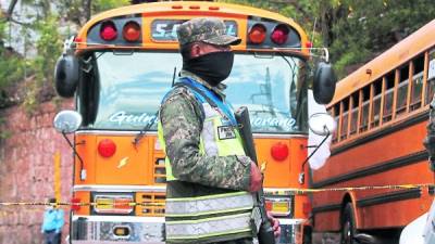 La víctima quedó sin vida en el asiento del autobús.