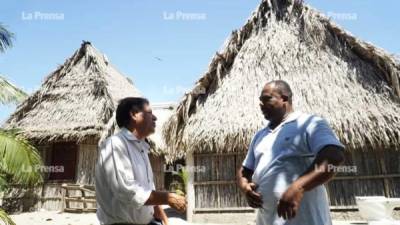 Héctor Montoya, periodista de LA PRENSA, estuvo en octubre de 1998 en la aldea de Miami, Tela, cubriendo para este diario los daños causados por Mitch. Dos décadas después, regresa para conocer la situación de sus habitantes. Fotos: Amilcar Izaguirre.