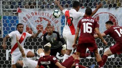 El arquero Wuilker Fariñez de Venezuela fue la gran figura del partido al evitar los goles de Perú. Foto EFE.
