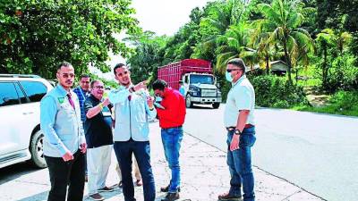 Autoridades del IHT, junto a representantes de Arabia Saudita, en la carretera que va hacia Tela.