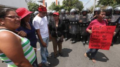 Simpatizantes de Libre protestaron frente a Conatel por sanción a Globo TV.