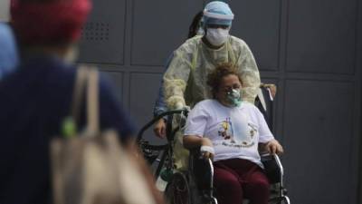 Imagen de archivo: Una mujer sospechosa de portar la covid-19 es atendida en el Hospital Escuela Universitario, el 18 de julio de 2020 en Tegucigalpa (Honduras). EFE/Gustavo Amador.