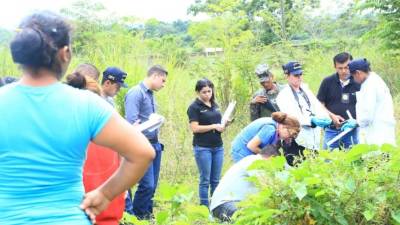 Momentos en el que personal de Medicina Forense realizaba el levantamiento del cuerpo.