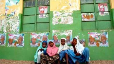 Otras 14 estudiantes de secundaria, de las 129 secuestradas el pasado lunes por el grupo islamista armado nigeriano Boko Haram, lograron escapar, pero 85 seguían desaparecidas el sábado. Foto Colaboración lainformacion.com